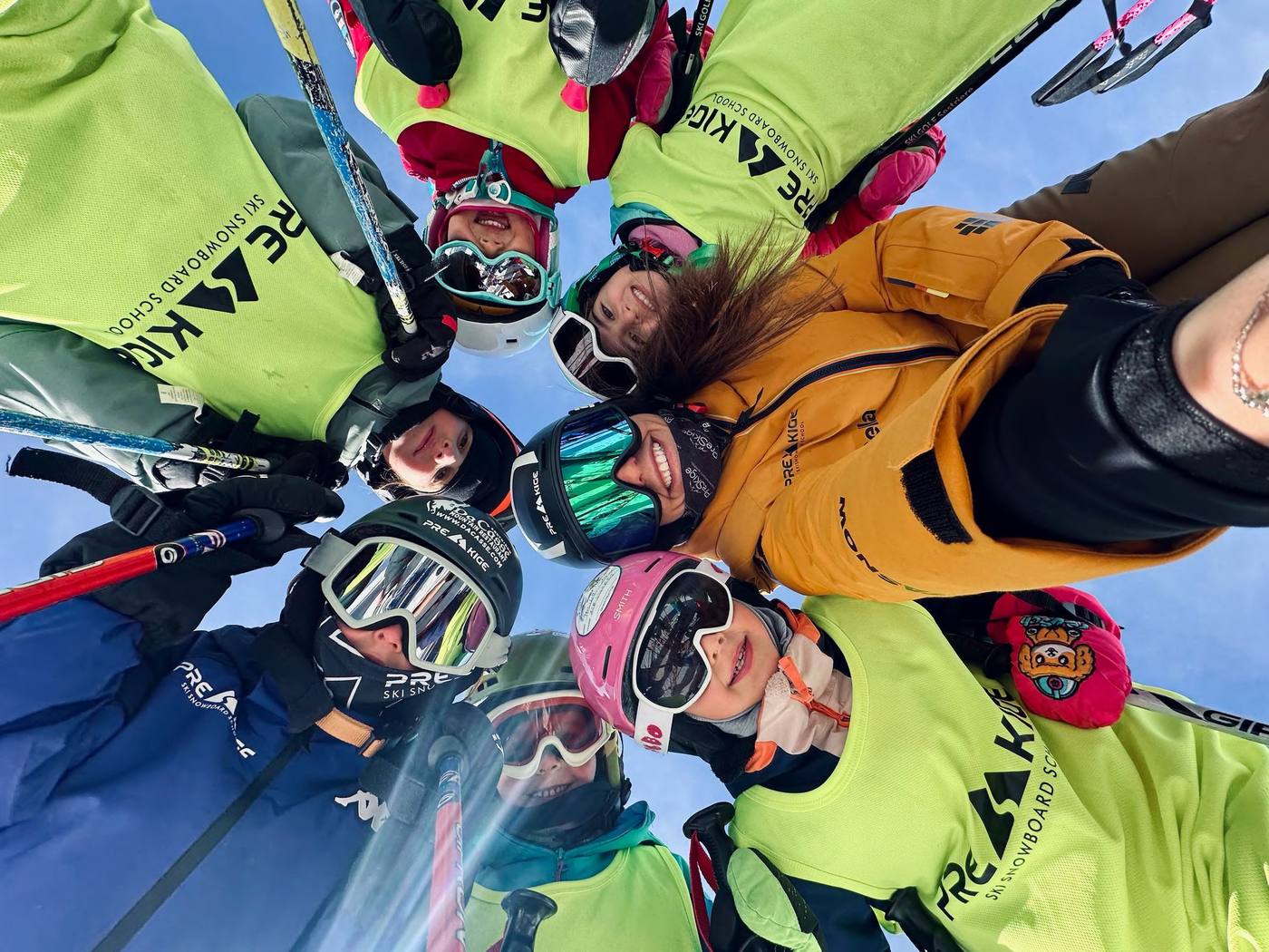 I bambini delle Crew Preskige in cerchio sulla neve di Sestriere