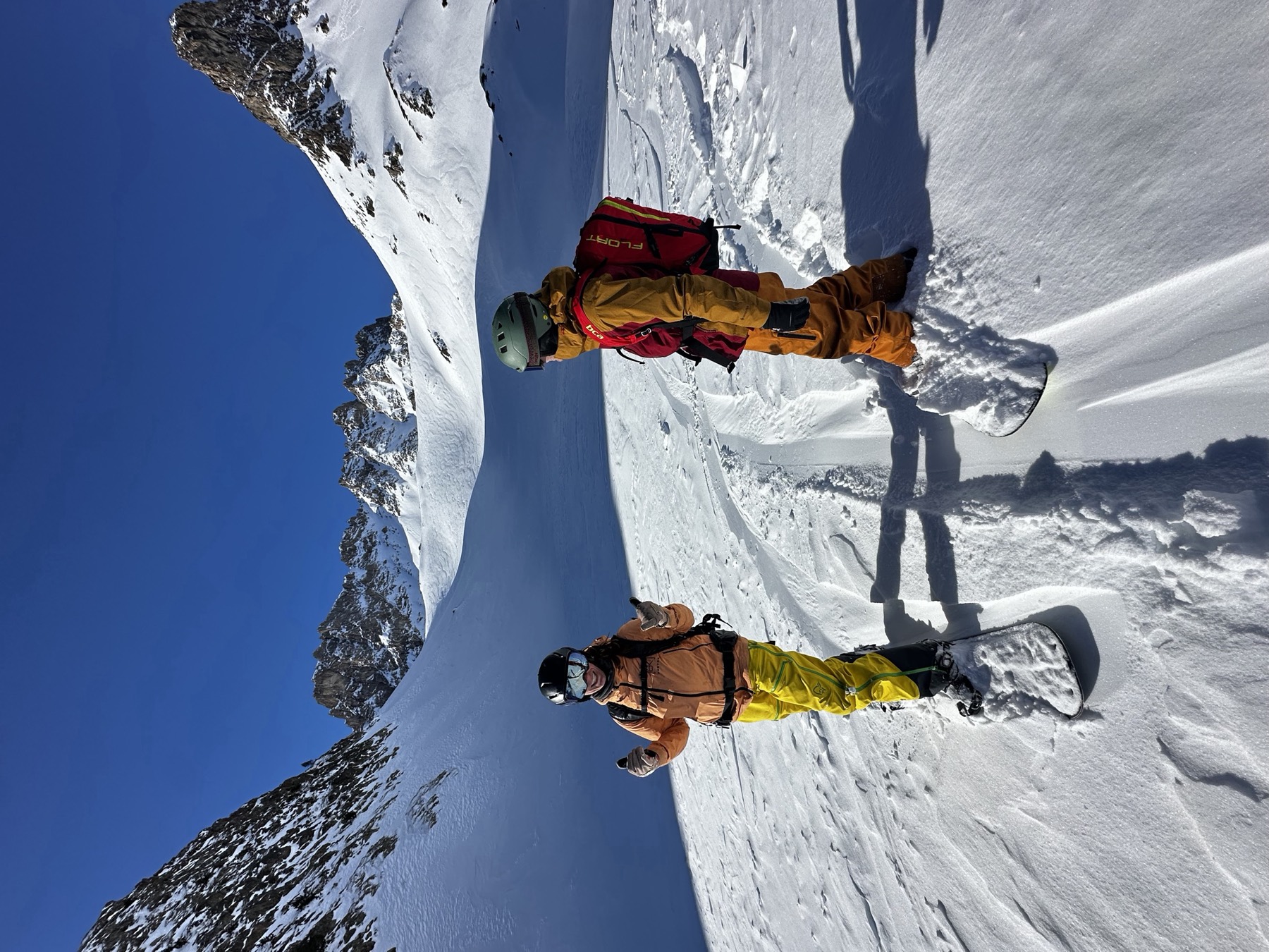 Due allievi in splitboard in un vallone sul versante francese della Via Lattea