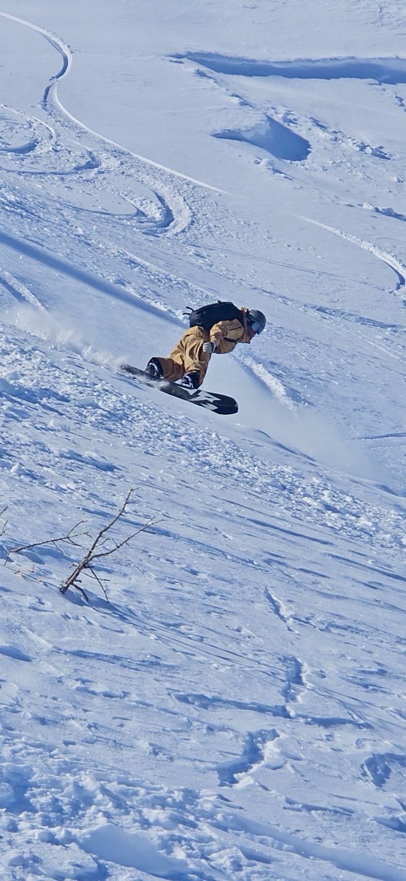 Curva frontside in neve fresca con la splitboard