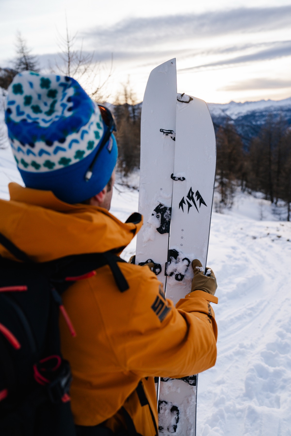 Montaggio della splitboard prima della discesa