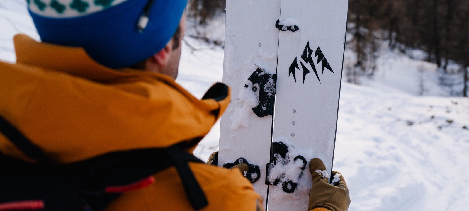 Splitboard Jones aperta in due, pronta per la salita