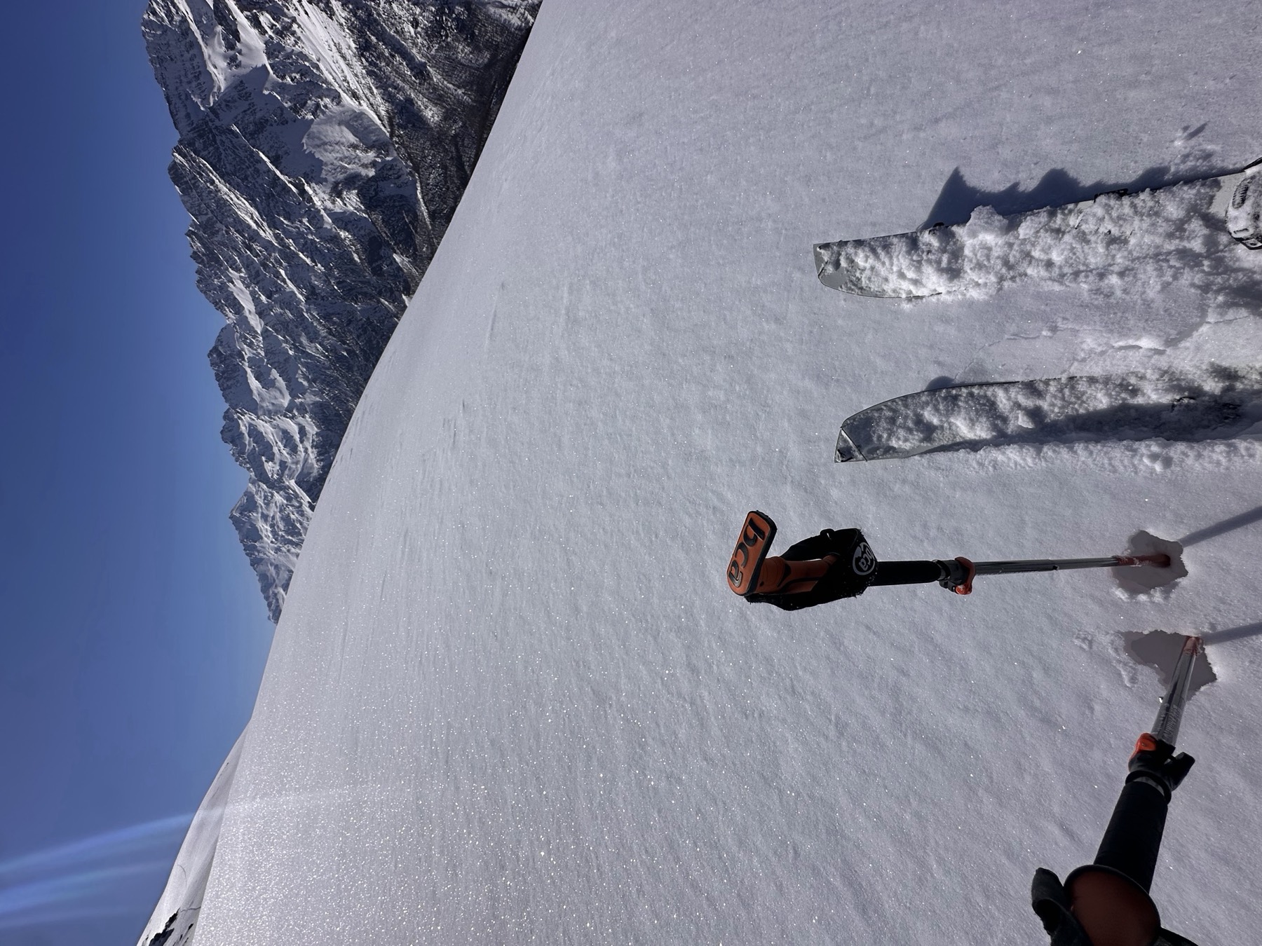 La splitboard divisa ai piedi, in salita verso la cresta