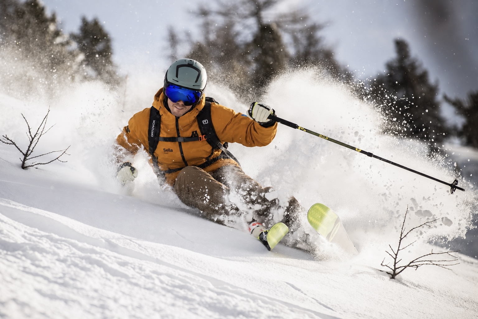 Sciatore in freeride nella neve fresca, fuori pista sulla Via Lattea