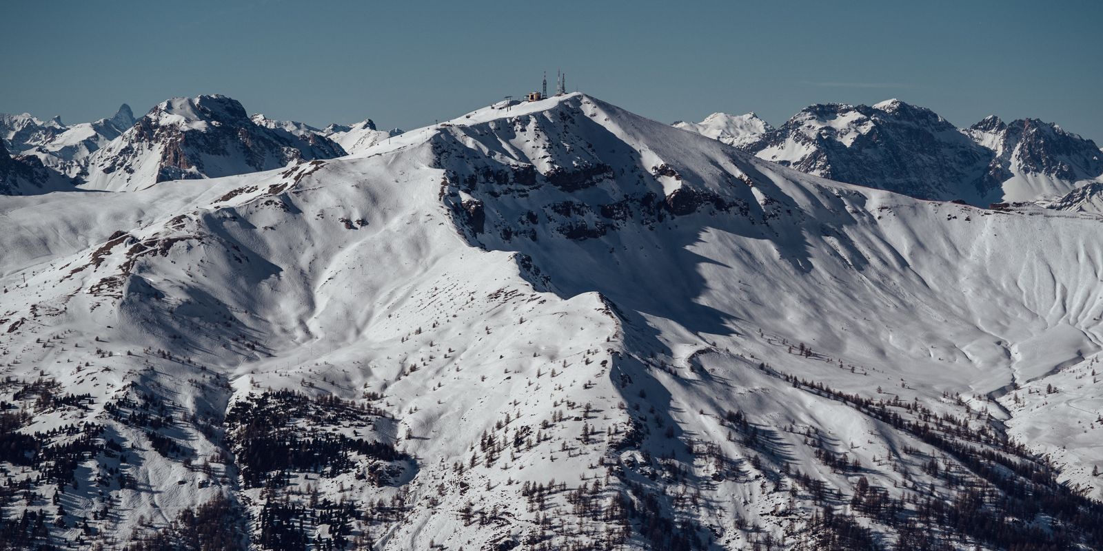 Il Monte Fraiteve e le cime innevate della Via Lattea a perdita d'occhio, verso il confine con la Francia