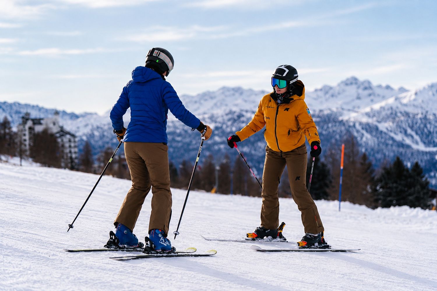 Lezione di sci a Sestriere: maestro e allievo su pista