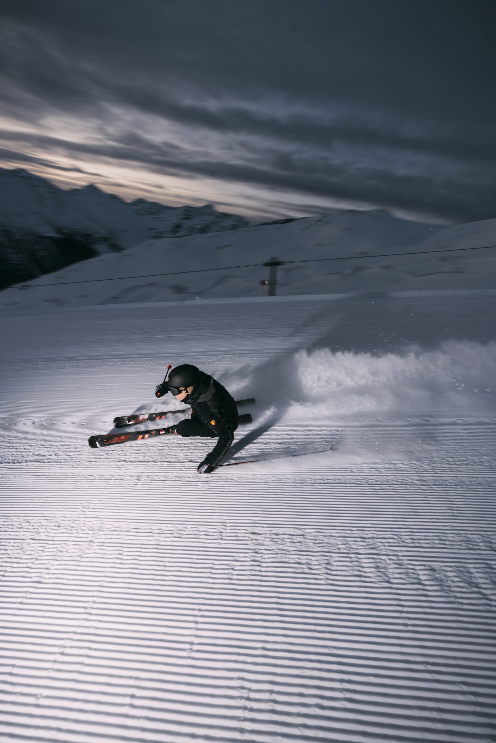 Sciatore Preskige in conduzione su pista battuta a Sestriere