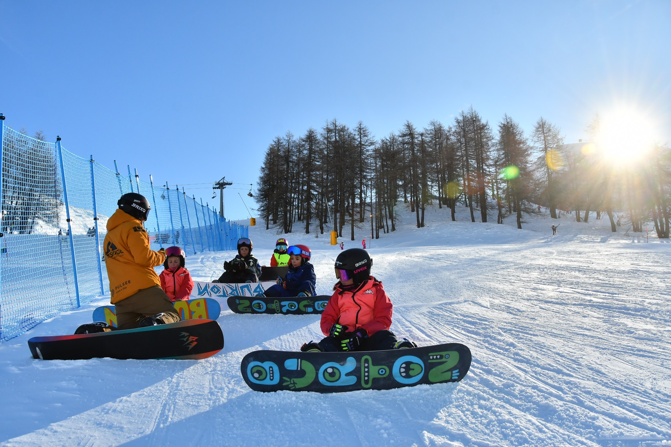 Maestro Preskige con un gruppo di ragazzi sulla tavola a Sestriere