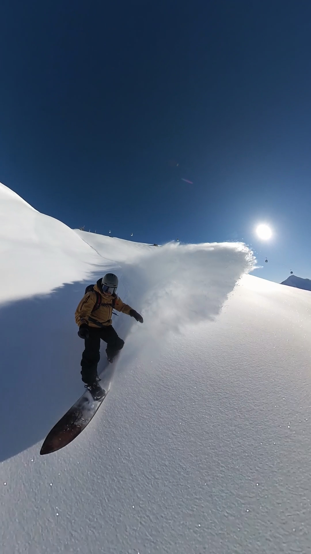 Curva in freeride con la cabinovia degli impianti della Via Lattea sullo sfondo