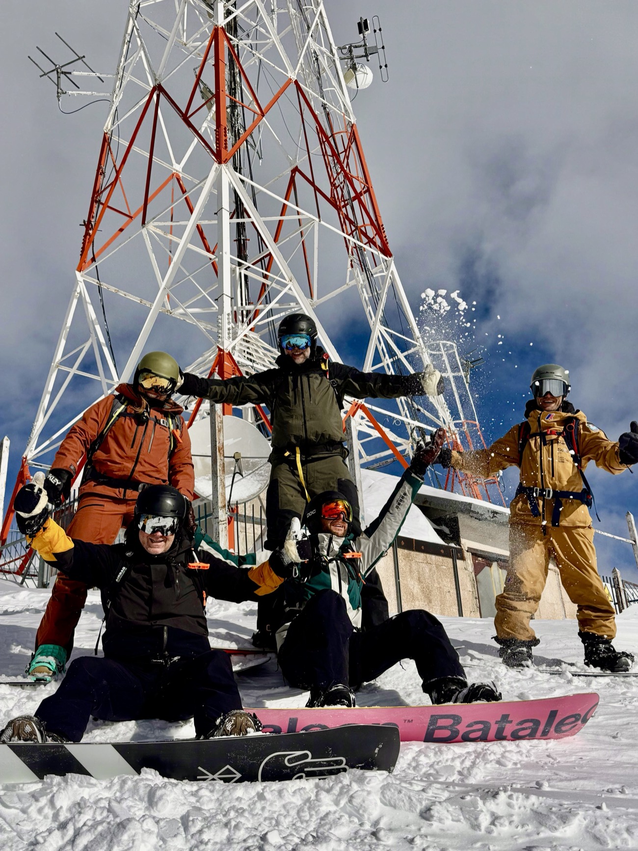 Un gruppo di freerider Preskige a fine giornata, sotto l'antenna del Sestriere