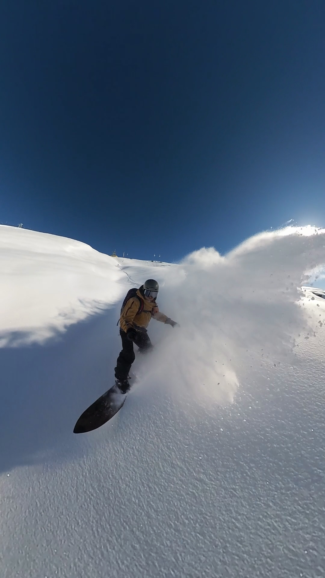 Curva in powder con grande spruzzo di neve, fuori pista sopra Sestriere