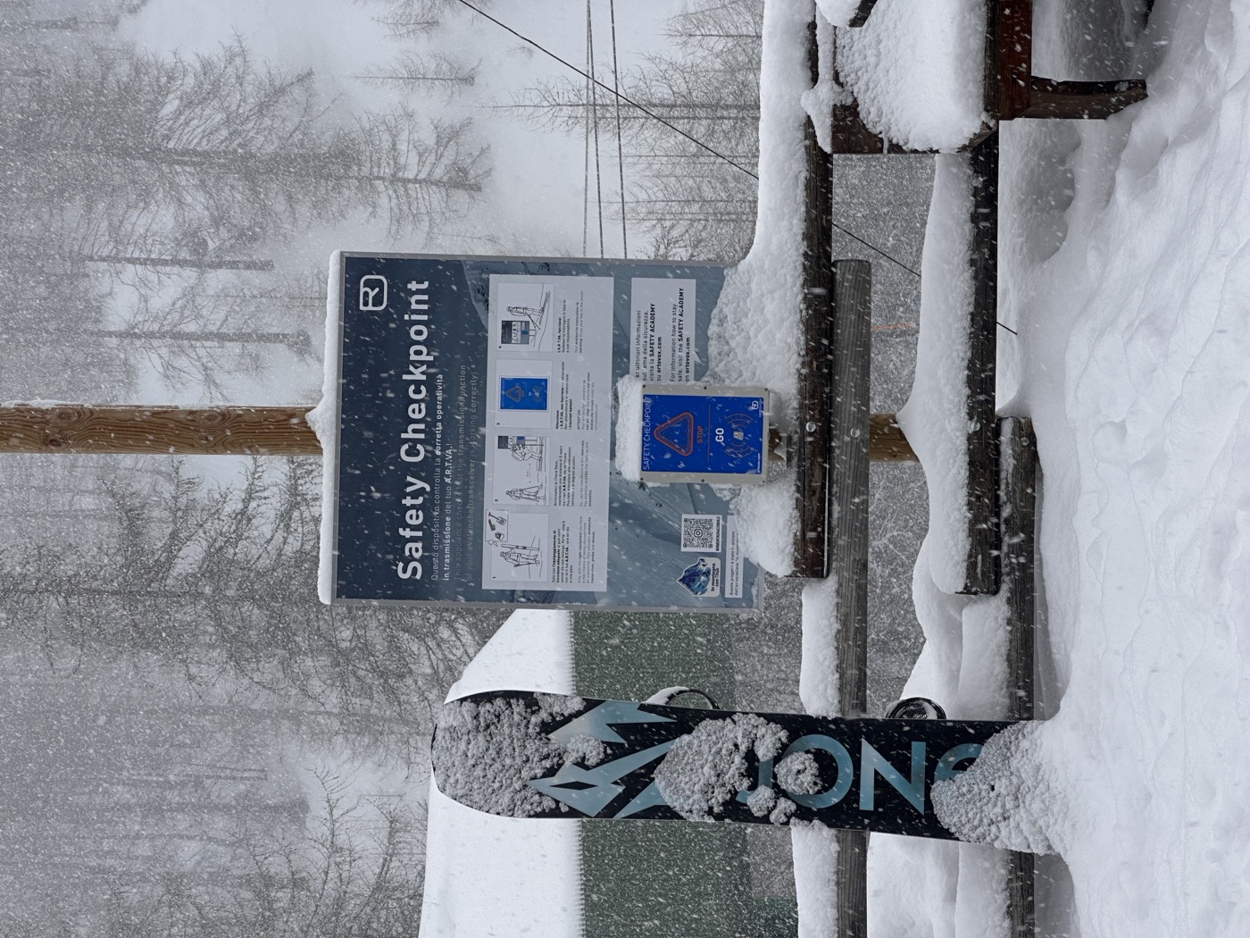 Il Safety Checkpoint sulla Via Lattea: cartello e stazione di test dell'ARTVa, con una tavola piantata nella neve