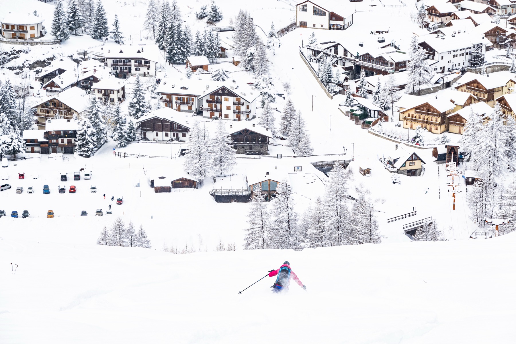 Sciatore in curva nel powder sopra il paese di Pragelato, sulla Via Lattea