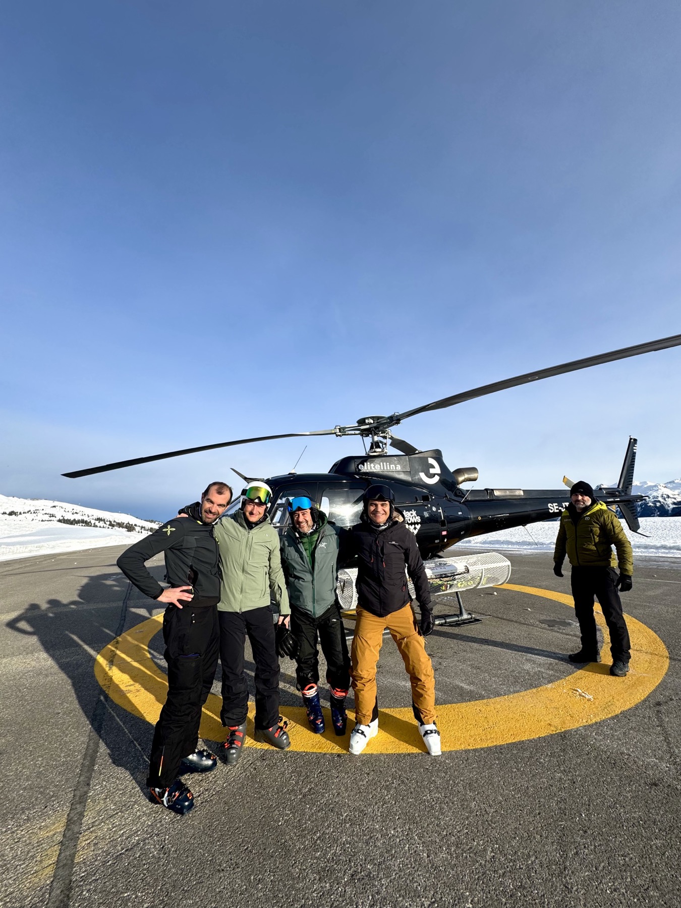 Il gruppo davanti all'elicottero prima del volo