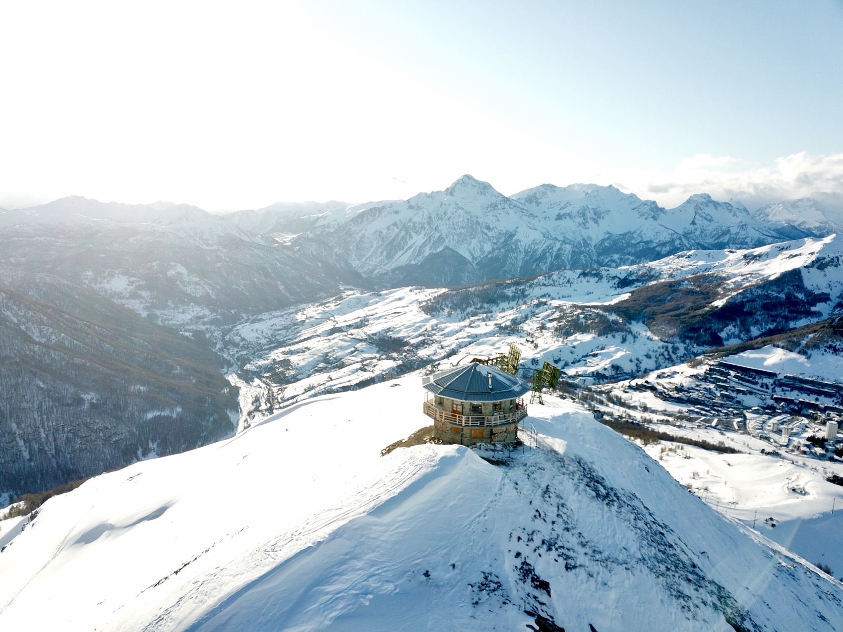 Veduta aerea dell'osservatorio del Monte Fraiteve, con Sestriere e le cime della Via Lattea all'orizzonte