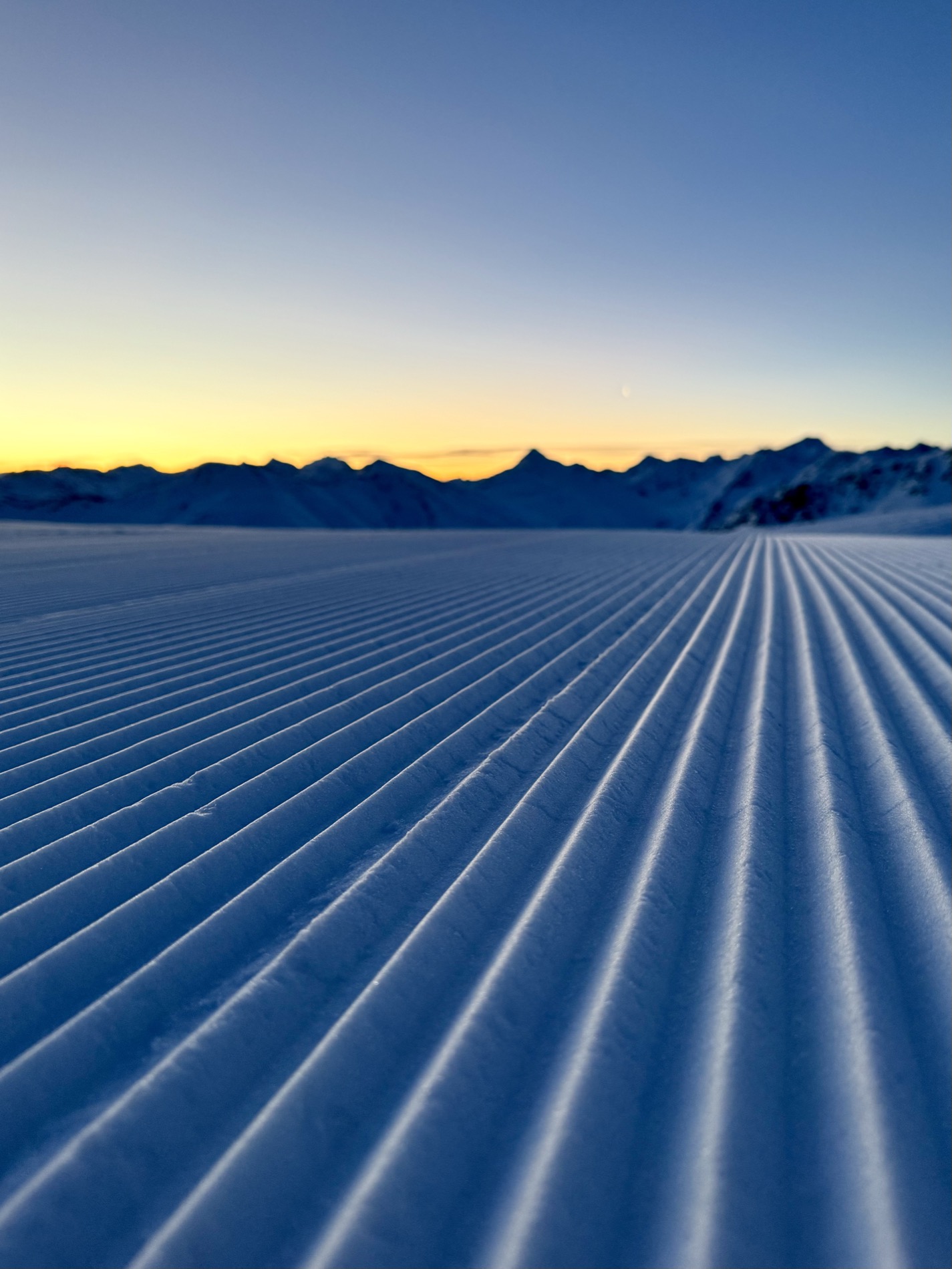 Pista appena battuta all'alba, con la luce calda sull'orizzonte