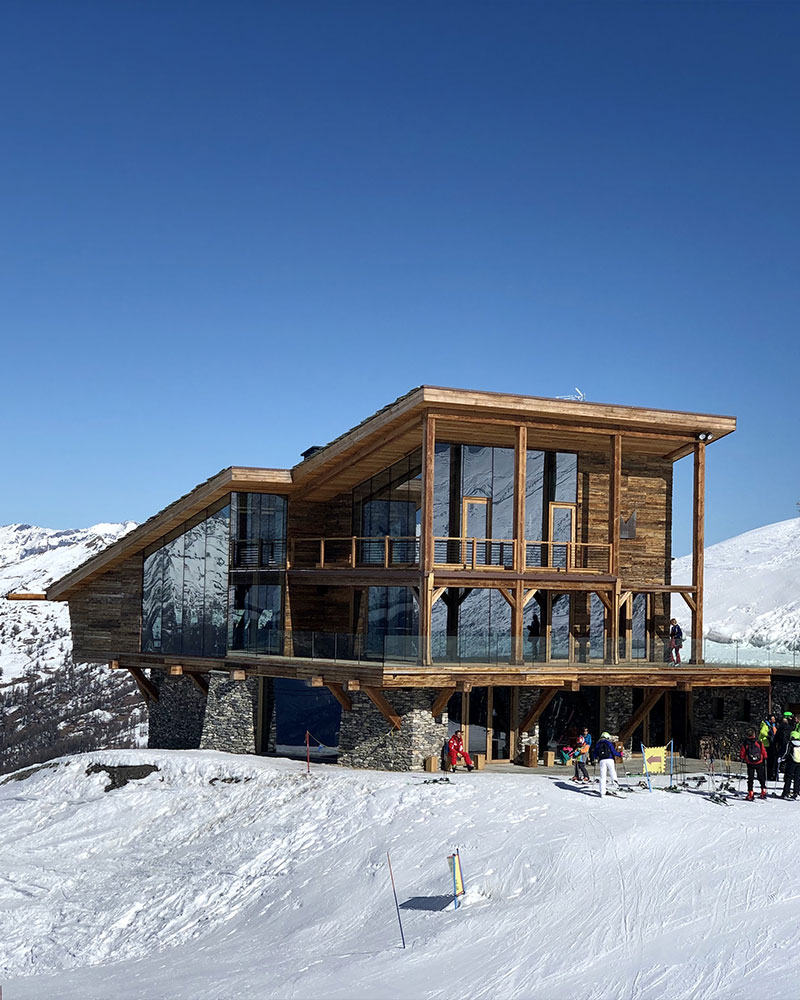 Baita moderna in legno e vetro in quota a Sauze d'Oulx, sulle piste della Via Lattea