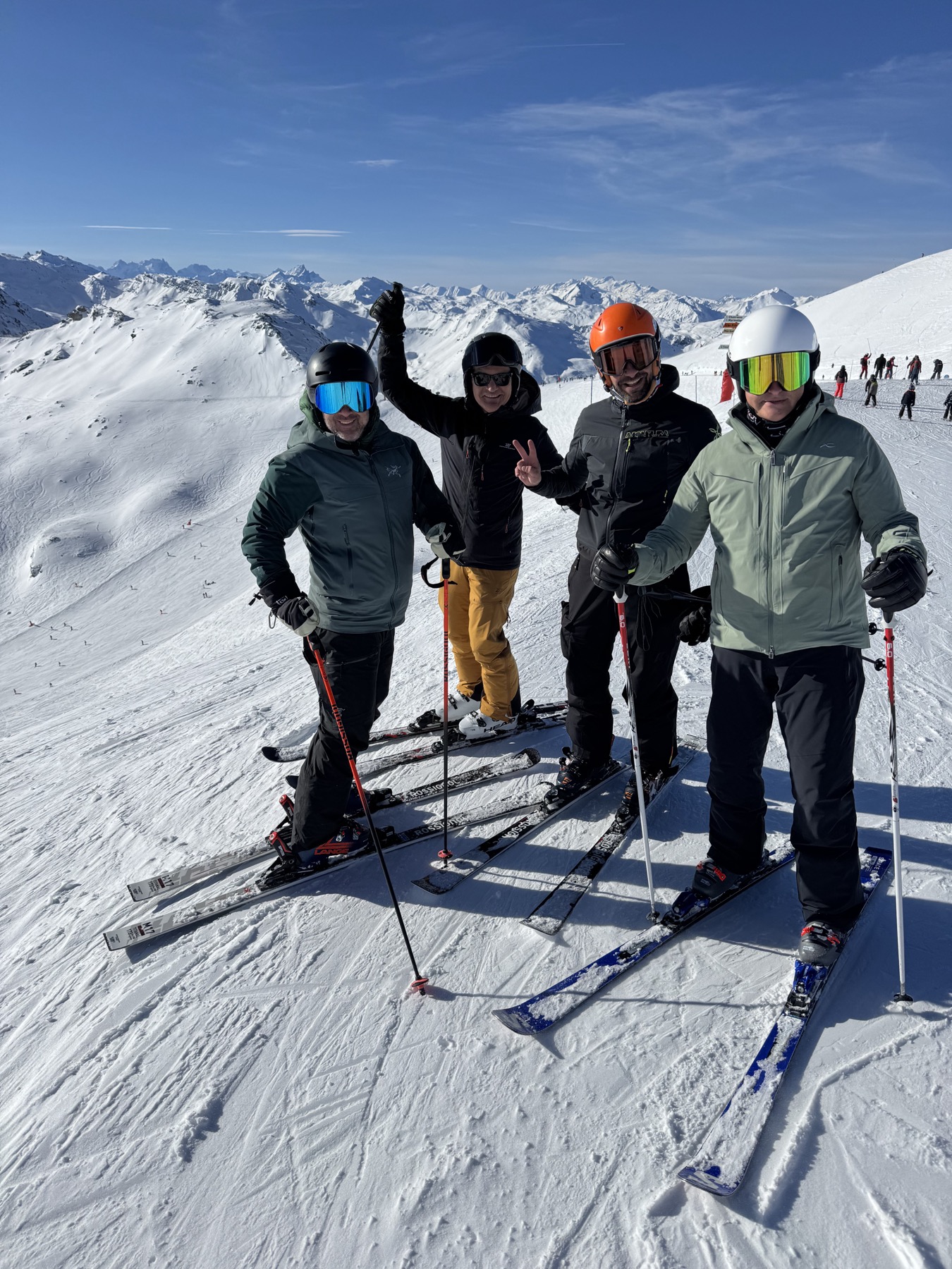 Sciatori sulla cresta con il panorama delle 3 Vallées alle spalle